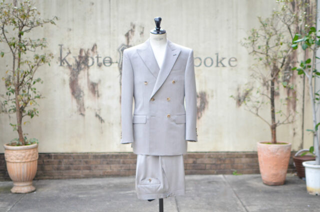 春の優美なグレージュダブルブレスト